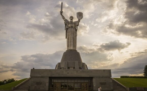 Скарби нації: українські музеї презентували вишиванки відомих історичних постатей